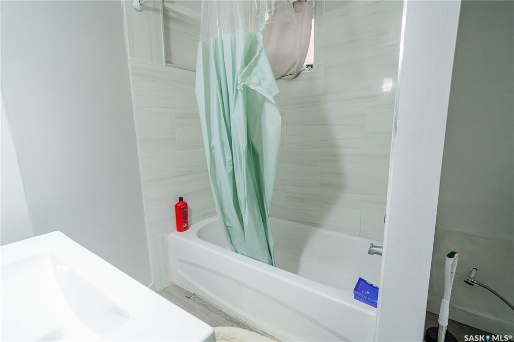 Caswell Hill 社区投资型独栋出售 · 101 28th Street W——林与唐地产 - 3